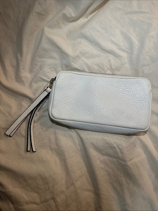 Steve Madden Handbags - Steve Madden White Pebbled Leather Wristlet Clutch